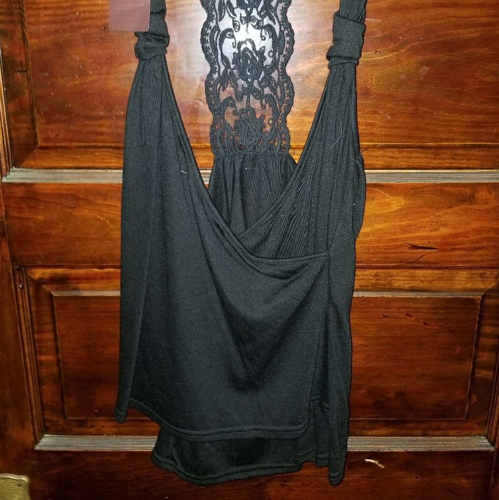 Black low cut top - Picture 2 of 4